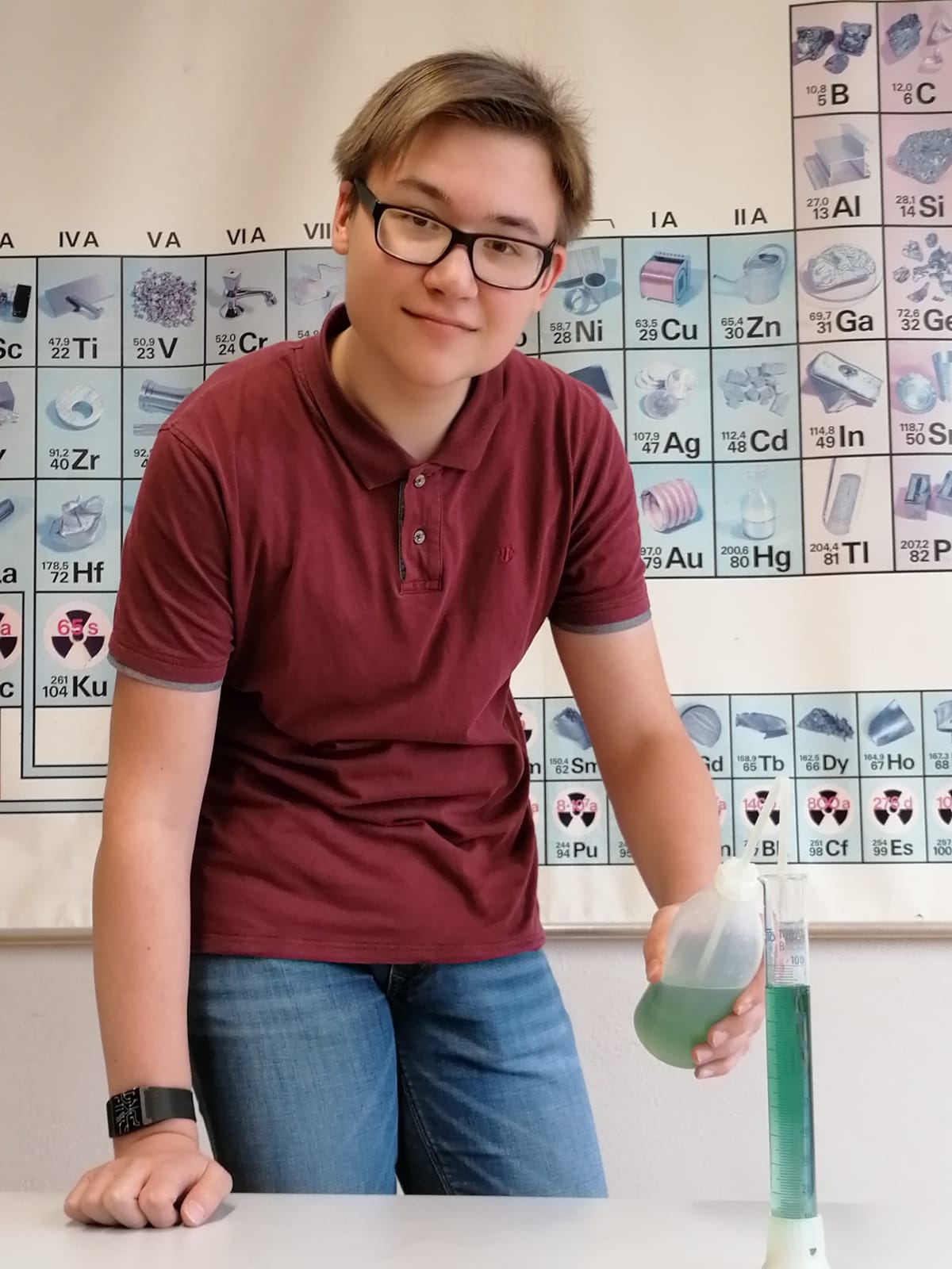 Ein Schüler führt ein Chemie-Experiment durch.