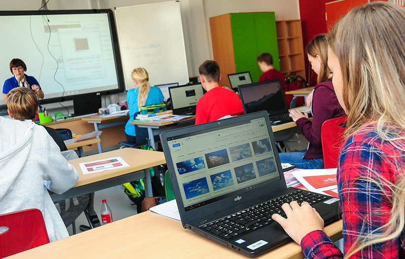 Schüler des DPFA-Regenbogen-Gymnasiums Augustusburg im Unterricht