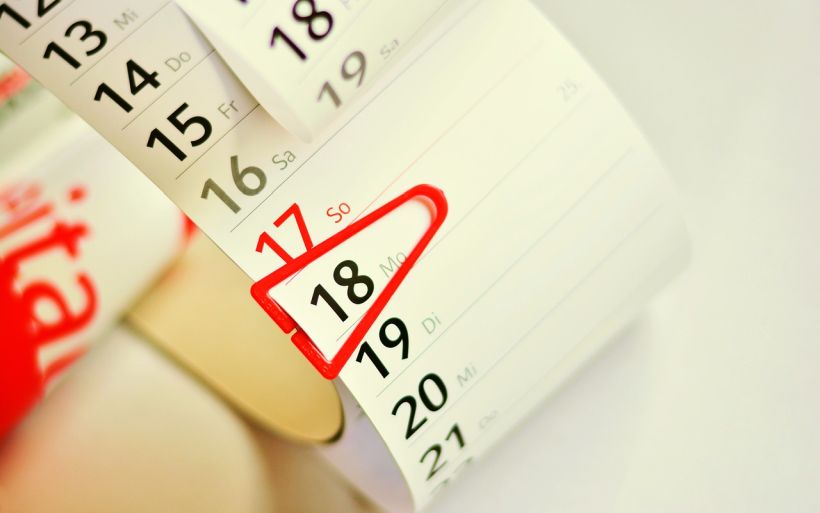 In einem Kalender ist ein bestimmter Tag rot markiert.