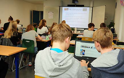 Thema Schulwechsel: Kinder sitzen in einem Klassenraum der DPFA-Regenbogen-Schulen Chemnitz und schauen nach vorn.